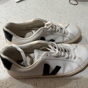 Veja Esplar Logo extra white/black size 42 (US men’s 9)